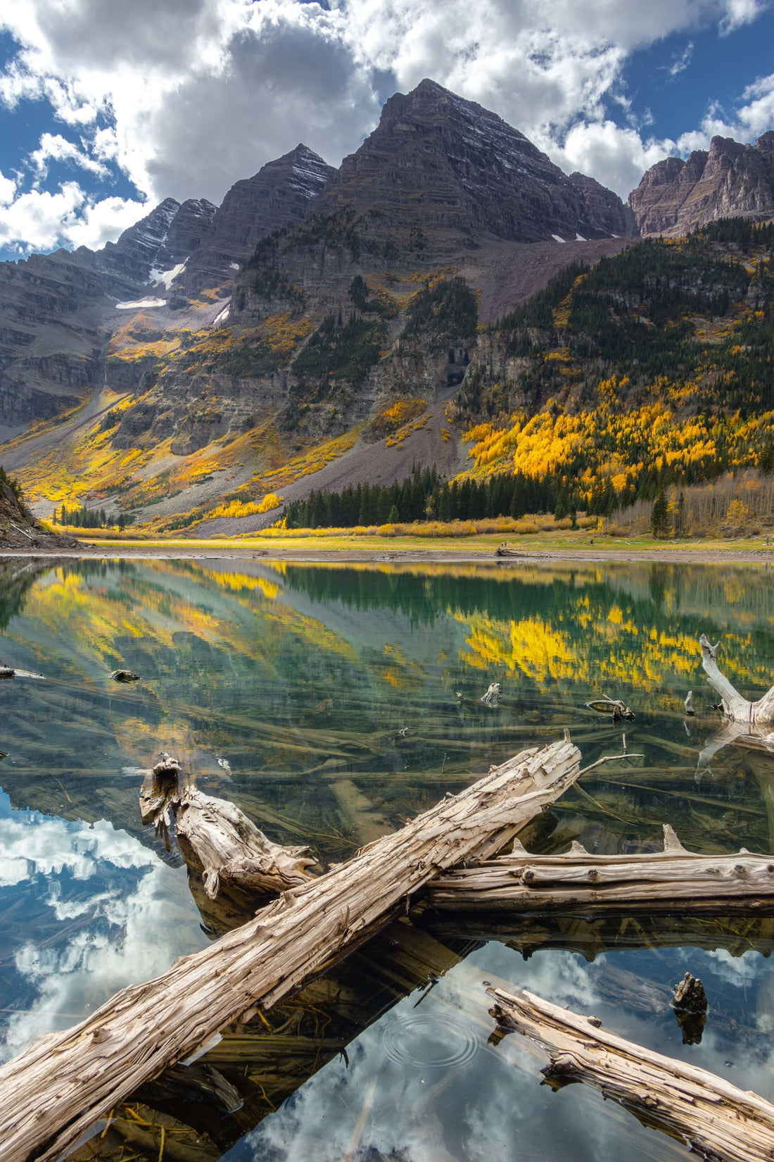 Autumn mountain lake in the Colorado Rockies